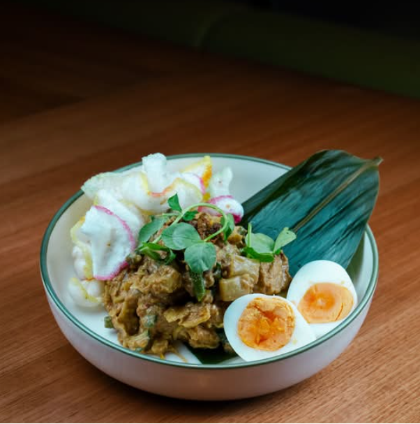 Steamed mixed vegetables with peanut sauce (V)