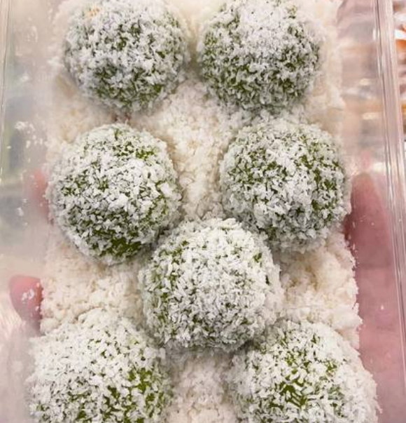 Klepon / Indonesian Sweet Rice Cakes (Onde Onde)
