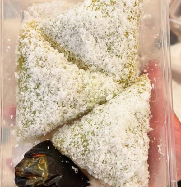 Kue Lupis / Triangle Glutionus Rice Dumpling