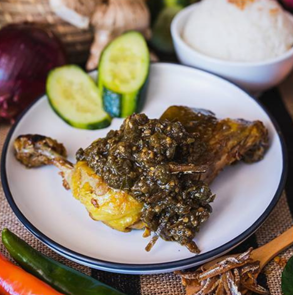 Grilled Chicken with Green Chilli Sauce