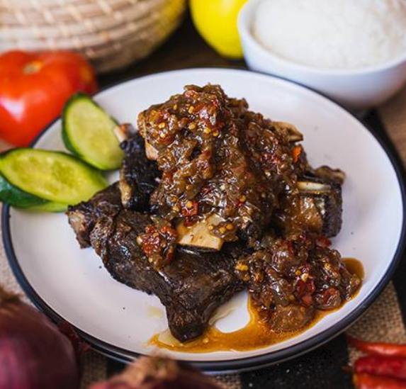 Beef Ribs with Red Onion Chilli Sauce
