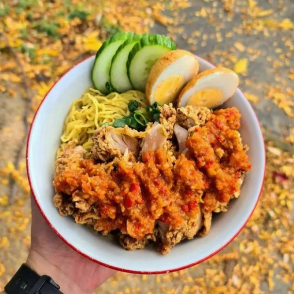 Mie geprek ( smashed Chicken on Noodle ) ~ Mercon